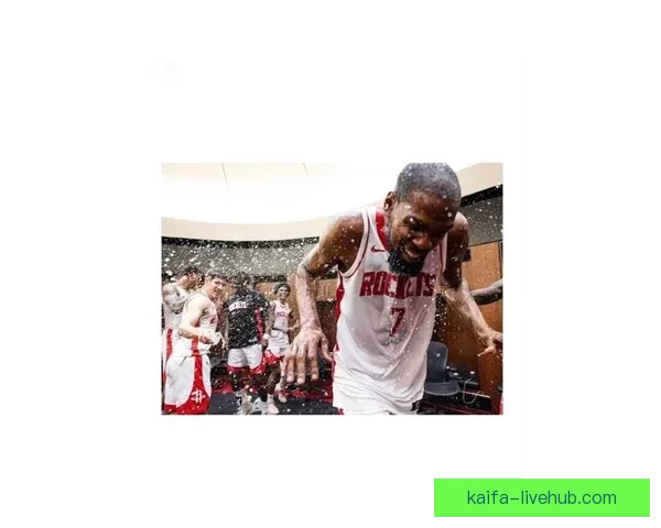 火箭众将庆祝胜利朝杜兰特泼水 乌度卡将比赛用球赠送阿杜